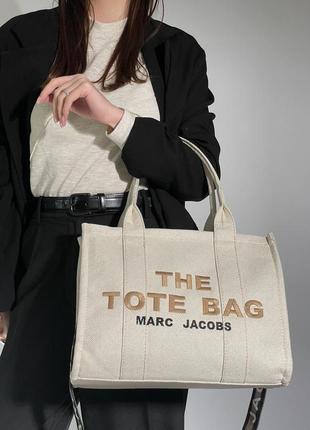 Светлая женская сумка marc jacobs medium tote bag плотный текстиль широкий ремешок марк8 фото