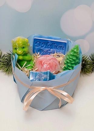 Подарочный набор новогоднего мыла ручной работы с растительными и эфирными маслами1 фото