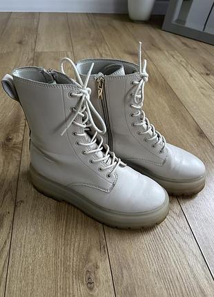 Сапоги молочного цвета.3 фото