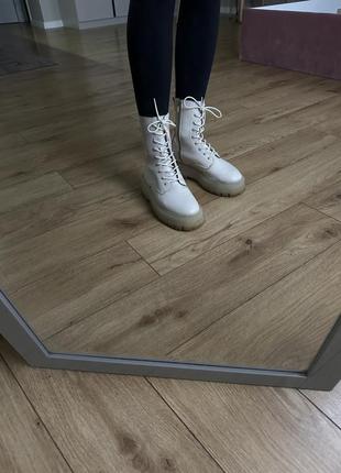 Сапоги молочного цвета.7 фото