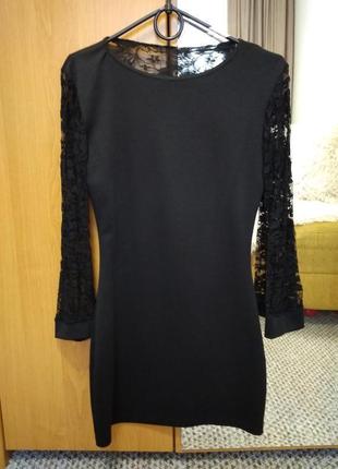 Черное трикотажное платье с гипюром5 фото