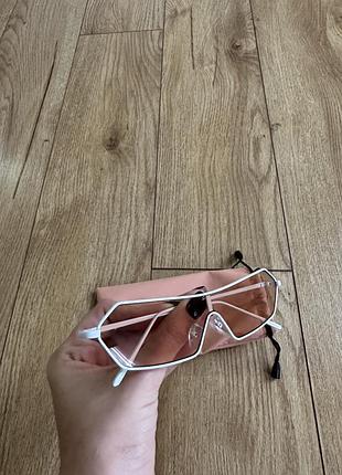 Очки солнцезащитные.