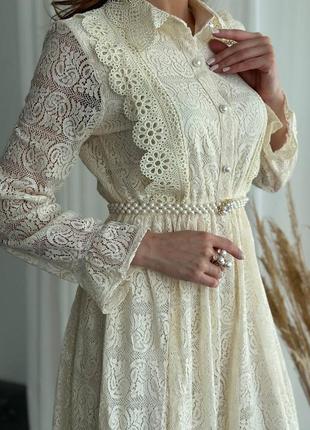 Неймовірно красиве і ефектне плаття приталеного силуету з чарівним мереживним комірцем1 фото