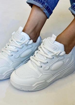 Яскраві білі кросівки4 фото