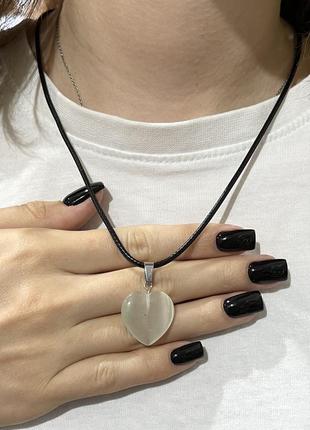 Подарунок дівчині - натуральний камінь сіре котяче око кулон у формі сердечка на брелоку в коробочці8 фото