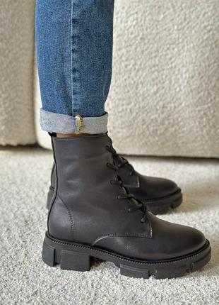 Стильные черные зимние женские ботинки на низком каблуке с мехом кожаные/натуральная кожа и мех