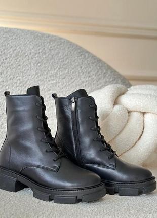 Стильные черные зимние женские ботинки на низком каблуке с мехом кожаные/натуральная кожа и мех2 фото
