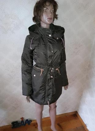 Теплая демисезонная курточка с капюшоном