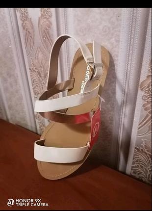 Босоножки новые.