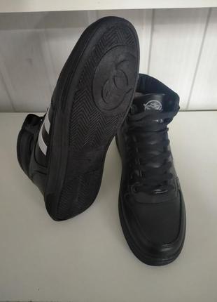 Кросівки чоловічі, високі, чорні,на шнурках,демісезонні.
в-4091.
розміри:43;45;46.
ціна-850грн5 фото