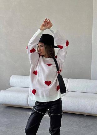 Объемный стильный мягкий трендовый белый свитер с красными сердечками ❤️ 2023 весна осень5 фото