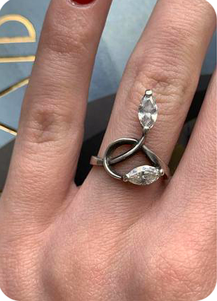 Стильна срібна каблучка з цирконієм