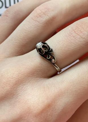 Стильная серебряная кольца с цирконием в винтажном стиле