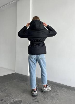 Чорна утеплена зимова куртка з поясом 3 кольори4 фото