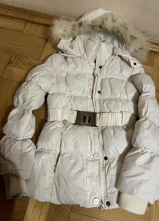 Дуже тепла зимова куртка біла,з ременем на 5-10 років1 фото