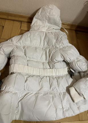 Дуже тепла зимова куртка біла,з ременем на 5-10 років3 фото
