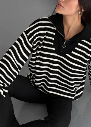 Свитер с воротником и молнией черный в белую полоску