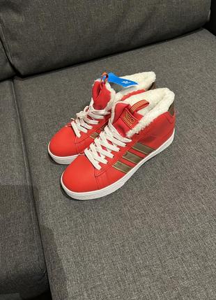 Женские кроссовки в стиле adidas