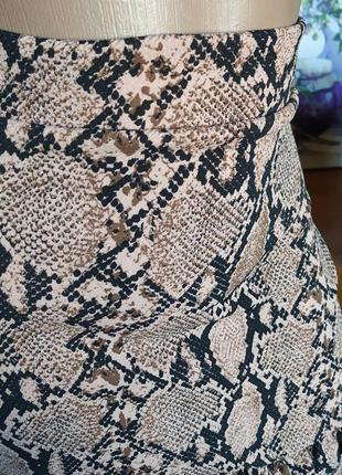 Мини юбка с змеиным принтом от prettylittlething6 фото