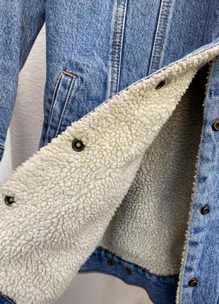 Подовжена тепла джинсова куртка levi’s7 фото