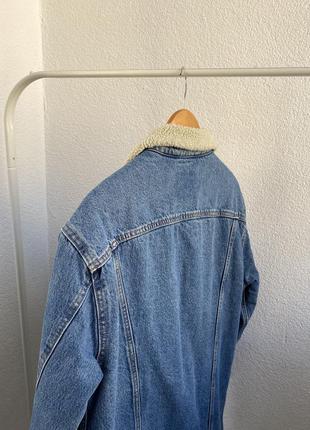 Подовжена тепла джинсова куртка levi’s10 фото