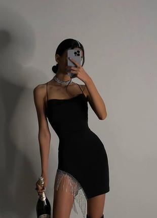 Маленькое черное платье сарафан по фигуре на ноге металлическая бахрома1 фото