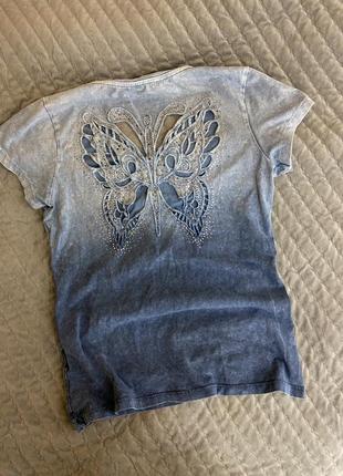 Красивая нежная футболка с ажурным вырезом на спине, футболочка амбре с камушками и бабочкой1 фото