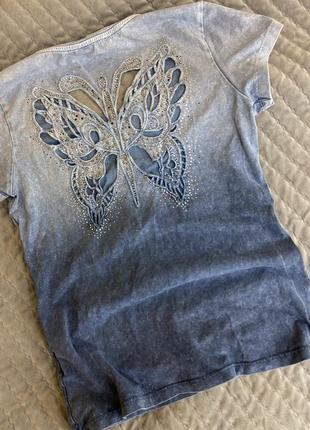 Красивая нежная футболка с ажурным вырезом на спине, футболочка амбре с камушками и бабочкой2 фото