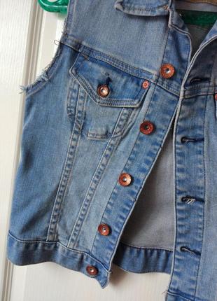 Очень крутая джинсовая жилетка crocker 😱😱😱6 фото