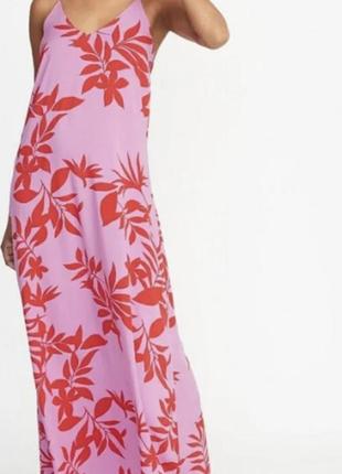 Сиренево-розовое платье макси на бретелях с тропическими листьями гибискус