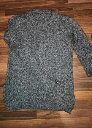 Теплый удлиненный свитер вязаный серый