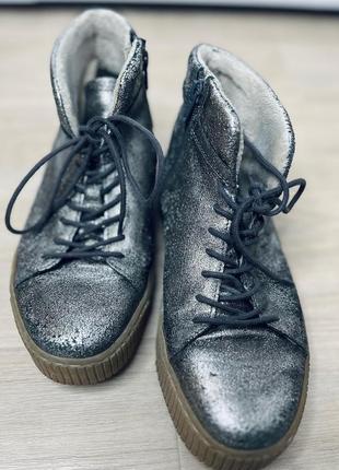 Серебристые ботинки tamaris
