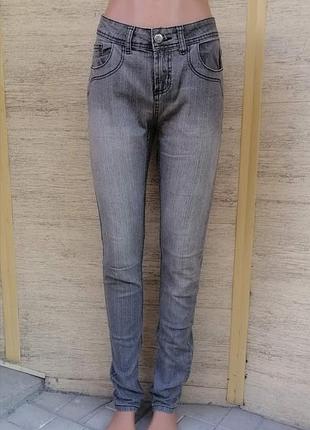 Серые джинсы super skinny
