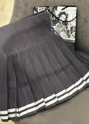 Теплая трикотажная юбка тенниска в складку короткая школьная юбка плиссе короткая мини расклешенная беби долл лолита аниме серая черная белая1 фото