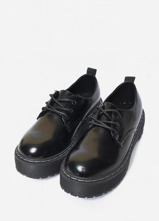 Туфли женские черного цвета на шнуровке1 фото