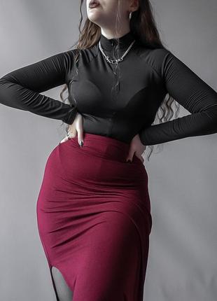 Эффектная бордовая юбка длины макси с разрезом7 фото