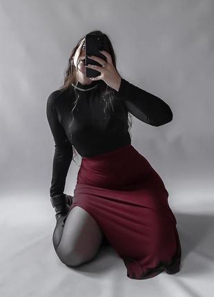 Эффектная бордовая юбка длины макси с разрезом4 фото