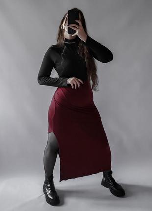 Эффектная бордовая юбка длины макси с разрезом8 фото