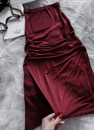 Эффектная бордовая юбка длины макси с разрезом10 фото