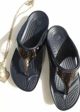 Вьетнамки шлепанцы crocs sloane hammered met flip