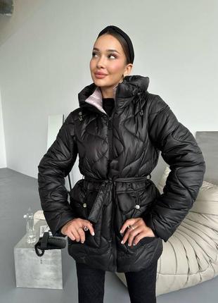 Женская зимняя стеганая куртка на молнии с капюшоном и поясом размеры 42-525 фото