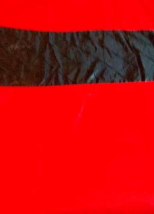 Штора красного цвета, материал. ширина 230 см. высота 225 см1 фото