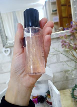 Спрей молодароматом і блискітками..більше підходить коли відкрита шия чи плечі..надаєіжний