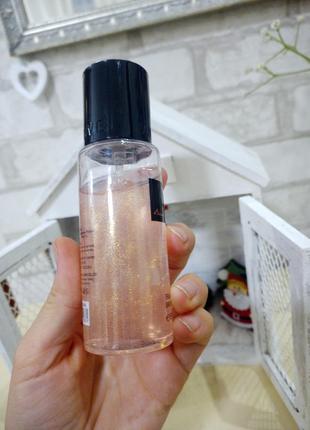 Спрей молодароматом і блискітками..більше підходить коли відкрита шия чи плечі..надаєіжний