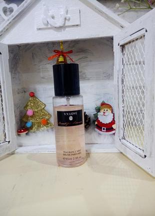 Спрей молодароматом і блискітками..більше підходить коли відкрита шия чи плечі..надаєіжний