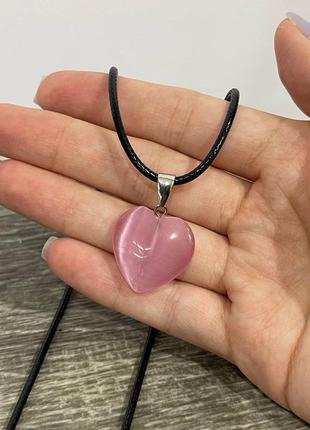 Подарунок дівчині натуральний камінь улексіт рожеве котяче око кулон у формі сердечка на шнурочку в коробочці2 фото