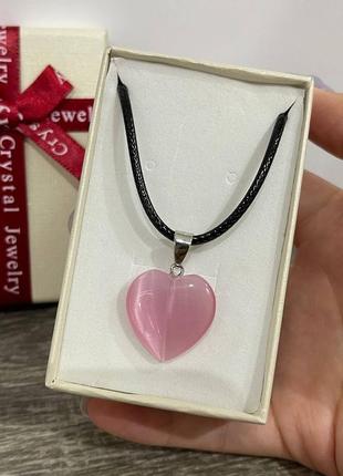 Подарунок дівчині натуральний камінь улексіт рожеве котяче око кулон у формі сердечка на шнурочку в коробочці1 фото