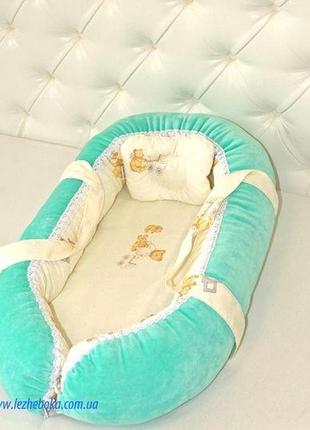Люлька-переноска для новорожденных с бортиками из холлофайбера тм лежебока, бирюзовая с мишками1 фото