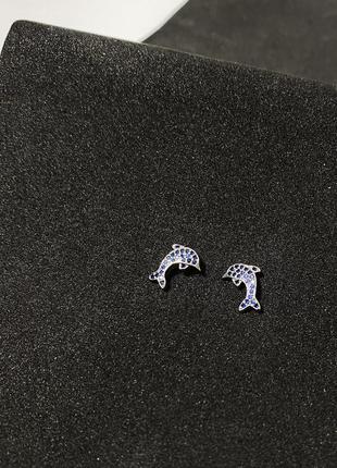 Серьги-гвоздики дельфин, сережки с синим фианитом , серебряное покрытие 925 пробы5 фото