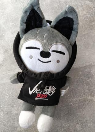 Бан чан у толстовці 20 см stray kids skzoo м'яка іграшка стрей кідс wolf chan вовк bang chan у реглані бродячі діти